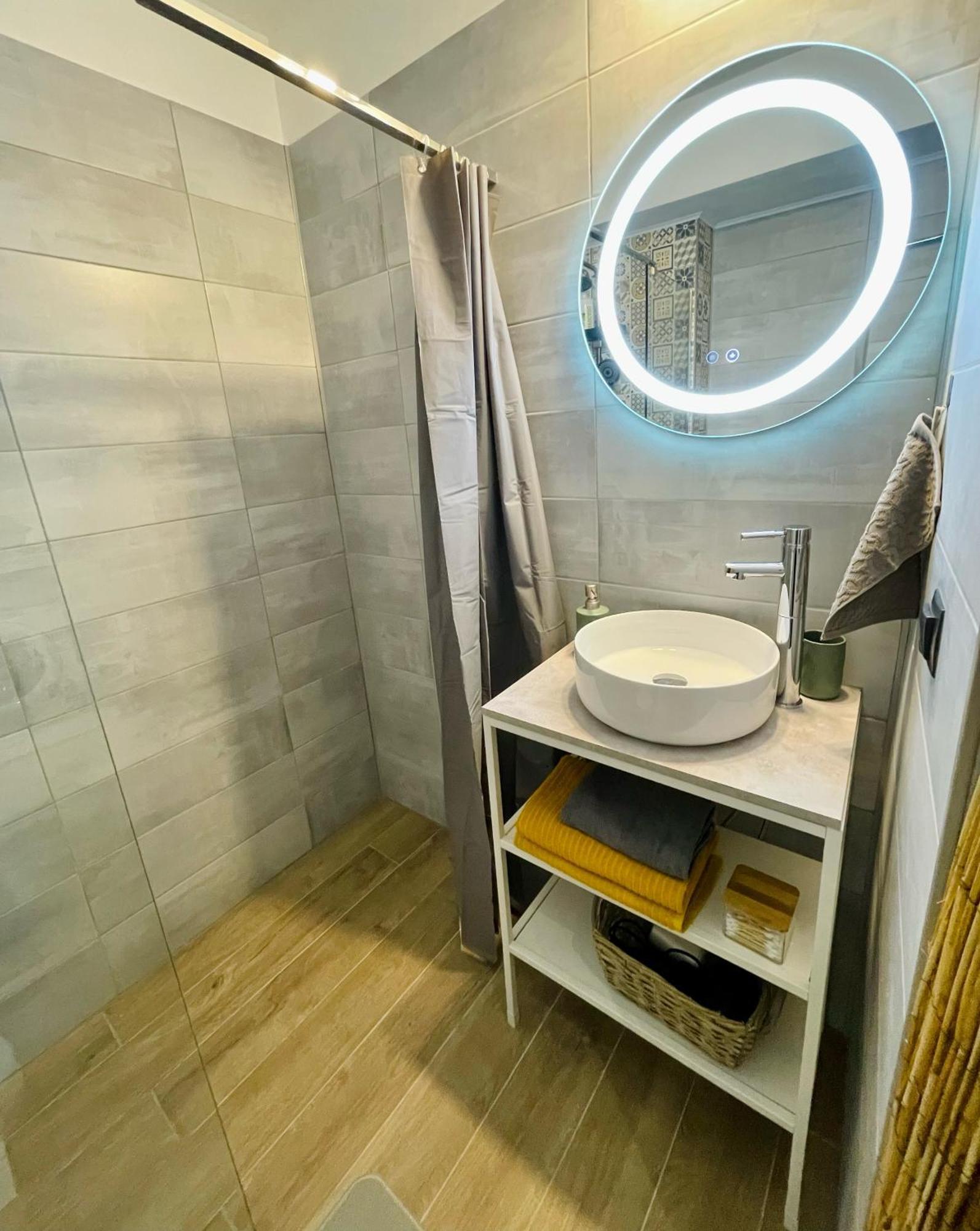 2 Vis-A-Vis Studio - Gara De Nord Bukarest Kültér fotó